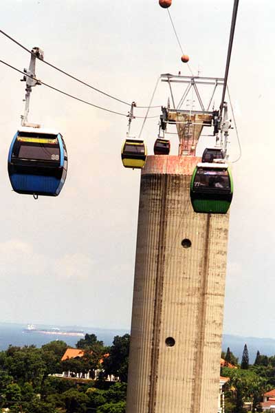 Seilbahnfahrt in schwindelnder H&ouml;he nach Sentosa Island 2.